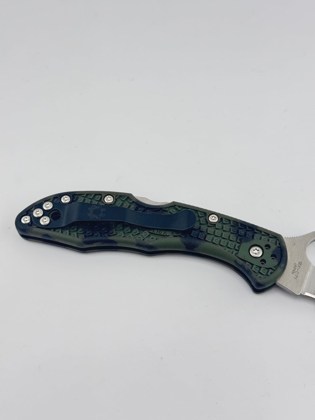 DELICA 4 Camo w/Black blade