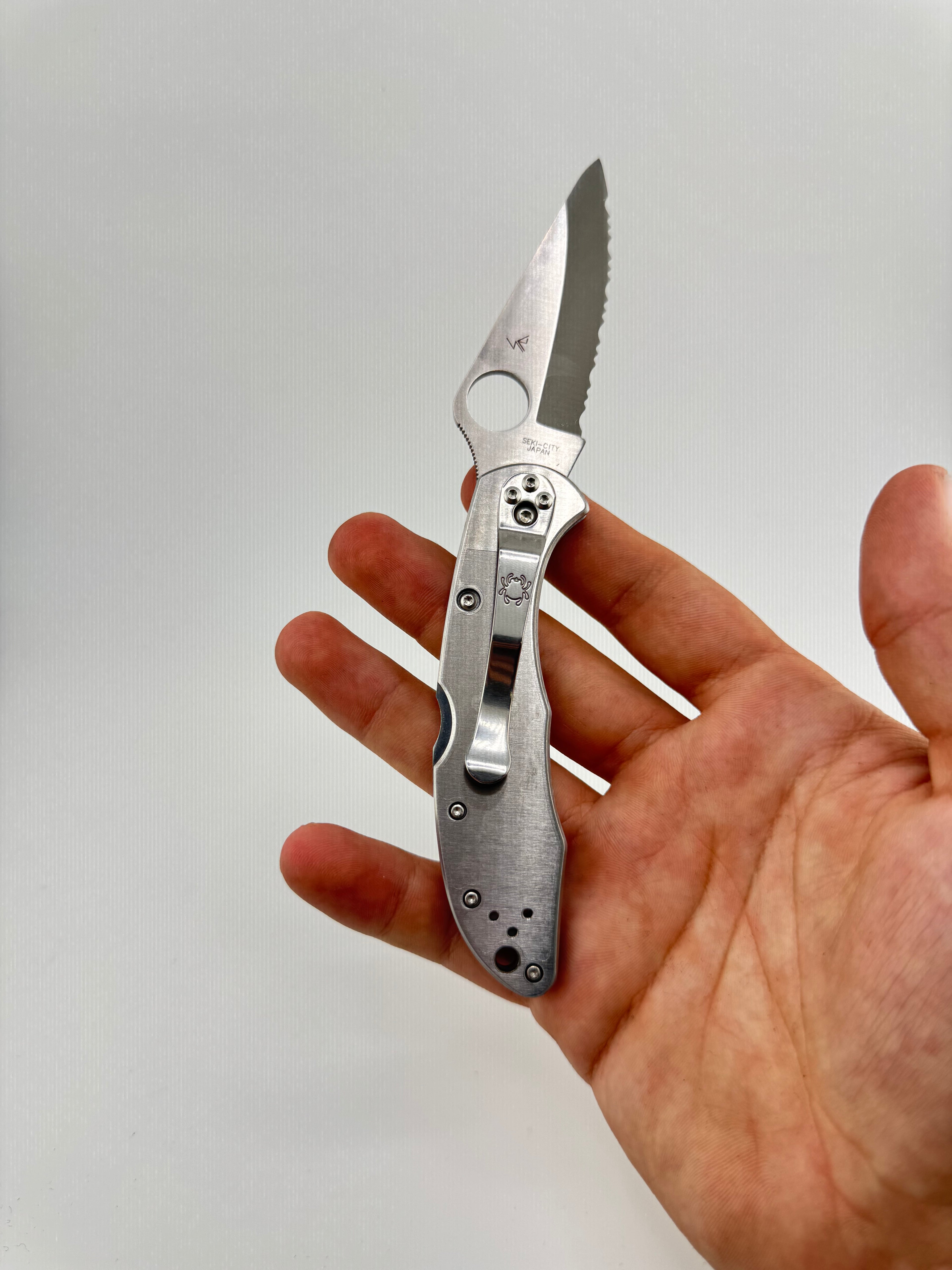 DELICA 4 STAINLESS serrated